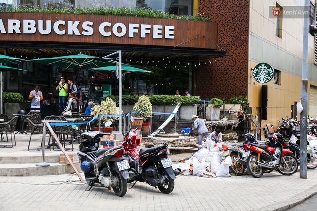 2 tuần sau khi dỡ bỏ bồn hoa và bậc thềm lấn chiếm vỉa hè, quán cafe Starbucks ngã 6 Phù Đổng trông vẫn ổn! - Ảnh 11.