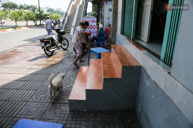 Hàng loạt bậc tam cấp siêu khủng cướp vỉa hè trên đại lộ đẹp nhất Sài Gòn - Ảnh 11.