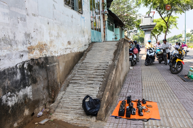 Hàng loạt bậc tam cấp siêu khủng cướp vỉa hè trên đại lộ đẹp nhất Sài Gòn - Ảnh 9.