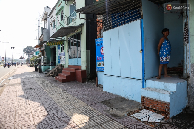 Hàng loạt bậc tam cấp siêu khủng cướp vỉa hè trên đại lộ đẹp nhất Sài Gòn - Ảnh 1.