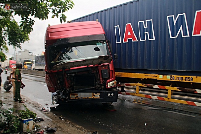 Container nát bét đầu sau va chạm kinh hoàng với xe tải đỗ bên đường - Ảnh 1.