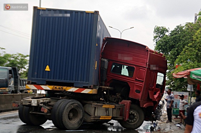 Container n&aacute;t b&eacute;t đầu sau va chạm kinh ho&agrave;ng với xe tải đỗ b&ecirc;n đường - Ảnh 2.