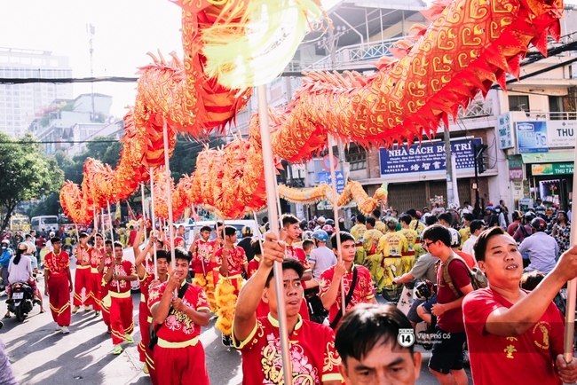 Rộn ràng múa lân cúng Tổ sáng 30 Tết ở Sài Gòn - Ảnh 2.