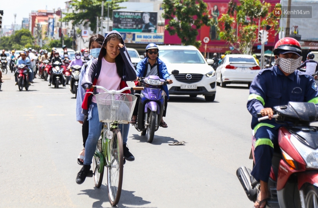 Sau 2 ngày mưa ngập đường, người Sài Gòn lại quay cuồng với nắng nóng kinh hoàng - Ảnh 8.