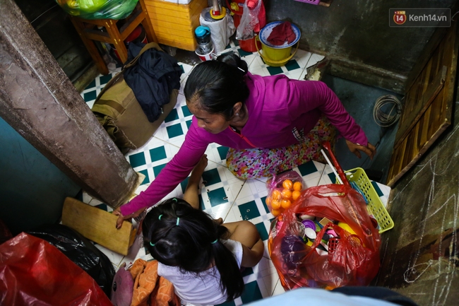 Cảnh sống ngột ngạt của hai mẹ con trong ngôi nhà 1m2 ở Sài Gòn, không nhà vệ sinh và nước sinh hoạt - Ảnh 6.