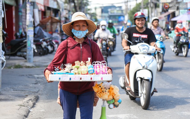 Chùm ảnh: Người dân lao động ở Sài Gòn vật lộn dưới nắng nóng oi bức để mưu sinh - Ảnh 10.