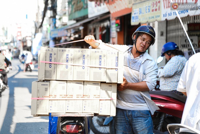 Chùm ảnh: Người dân lao động ở Sài Gòn vật lộn dưới nắng nóng oi bức để mưu sinh - Ảnh 11.