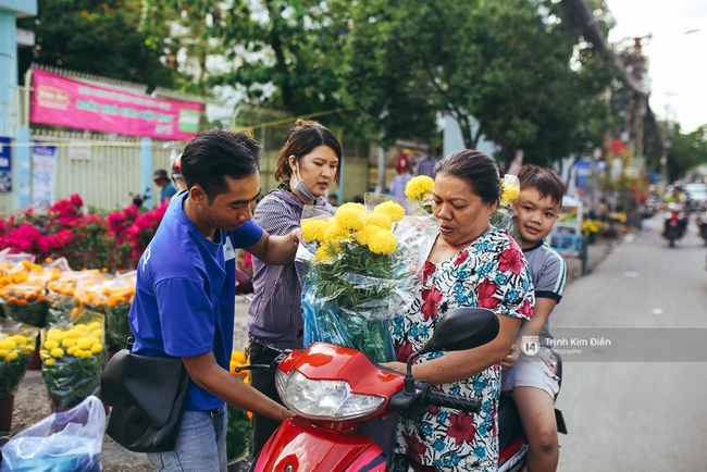 Chiều cuối năm, đừng quên ghé loạt chợ hoa xuân ở Sài Gòn để thấy Tết đang về! - Ảnh 25.