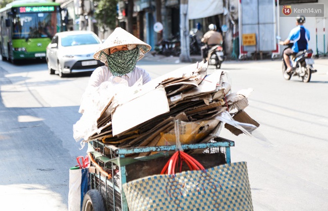 Chùm ảnh: Người dân lao động ở Sài Gòn vật lộn dưới nắng nóng oi bức để mưu sinh - Ảnh 12.