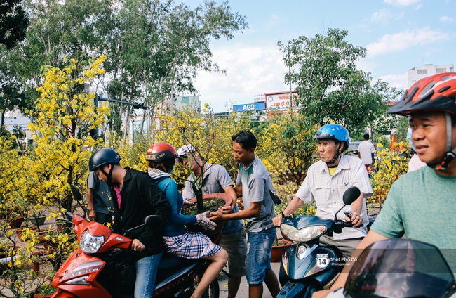 Người dân tràn ra đường mua hoa đại hạ giá chiều 30 Tết ở Sài Gòn - Ảnh 2.