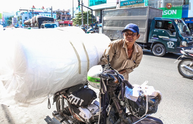 Chùm ảnh: Người dân lao động ở Sài Gòn vật lộn dưới nắng nóng oi bức để mưu sinh - Ảnh 15.