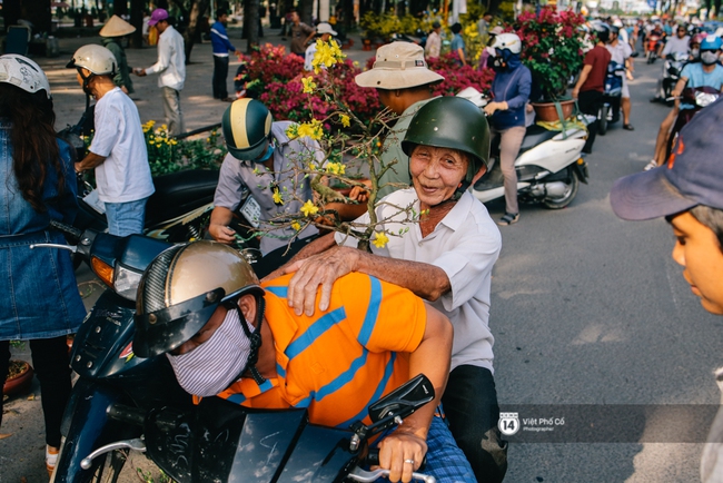 Người dân tràn ra đường mua hoa đại hạ giá chiều 30 Tết ở Sài Gòn - Ảnh 4.