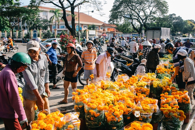 Người dân tràn ra đường mua hoa đại hạ giá chiều 30 Tết ở Sài Gòn - Ảnh 5.