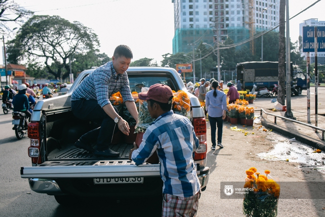 Người dân tràn ra đường mua hoa đại hạ giá chiều 30 Tết ở Sài Gòn - Ảnh 6.