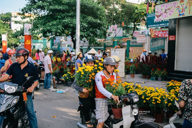 Người dân tràn ra đường mua hoa đại hạ giá chiều 30 Tết ở Sài Gòn - Ảnh 10.