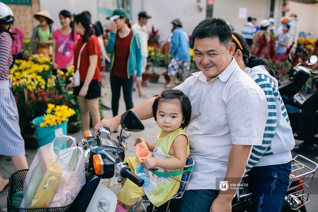 Người dân tràn ra đường mua hoa đại hạ giá chiều 30 Tết ở Sài Gòn - Ảnh 11.
