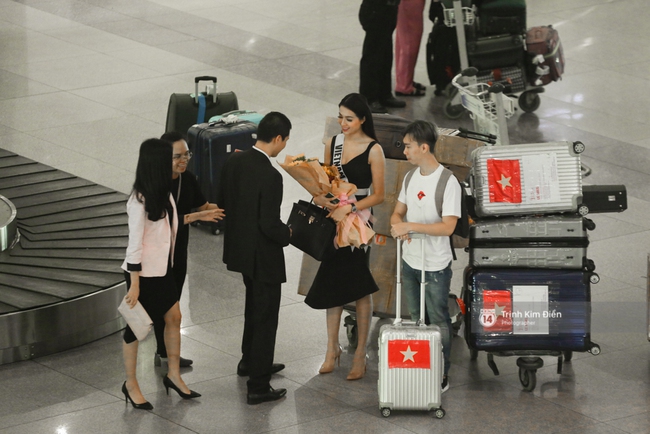 Lệ Hằng cười rạng rỡ, hạnh ph&uacute;c trong v&ograve;ng v&acirc;y người h&acirc;m mộ khi về Việt Nam - Ảnh 2.
