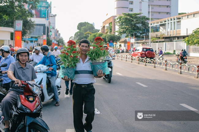 Người dân tràn ra đường mua hoa đại hạ giá chiều 30 Tết ở Sài Gòn - Ảnh 12.