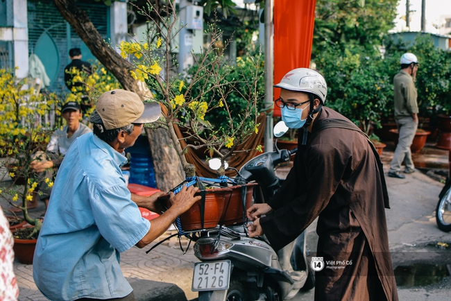 Người dân tràn ra đường mua hoa đại hạ giá chiều 30 Tết ở Sài Gòn - Ảnh 13.