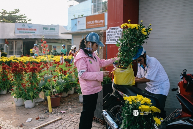 Người dân tràn ra đường mua hoa đại hạ giá chiều 30 Tết ở Sài Gòn - Ảnh 14.