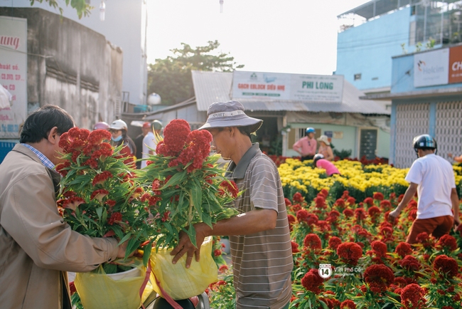 Người dân tràn ra đường mua hoa đại hạ giá chiều 30 Tết ở Sài Gòn - Ảnh 15.