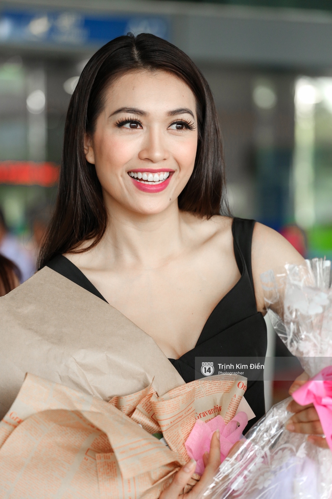 Lệ Hằng cười rạng rỡ, hạnh ph&uacute;c trong v&ograve;ng v&acirc;y người h&acirc;m mộ khi về Việt Nam - Ảnh 8.