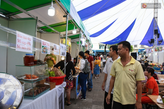 Trung tâm Sài Gòn chính thức khai trương khu phố bán hàng rong, khách đến nườm nượp - Ảnh 6.