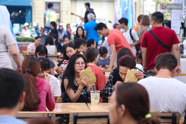 Trung tâm Sài Gòn chính thức khai trương khu phố bán hàng rong, khách đến nườm nượp - Ảnh 5.