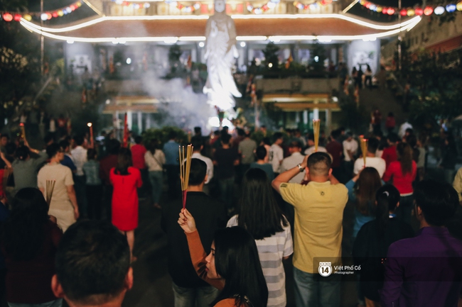 Sau thời khắc giao thừa, rất đông người dân đi chùa cầu năm mới bình an - Ảnh 1.