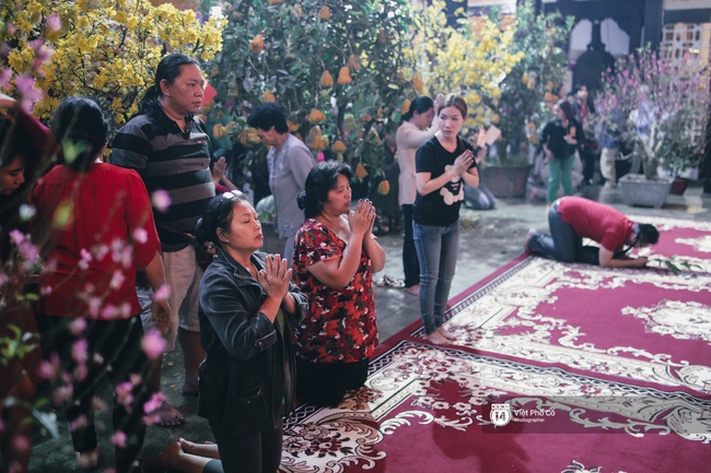 Sau thời khắc giao thừa, rất đông người dân đi chùa cầu năm mới bình an - Ảnh 16.
