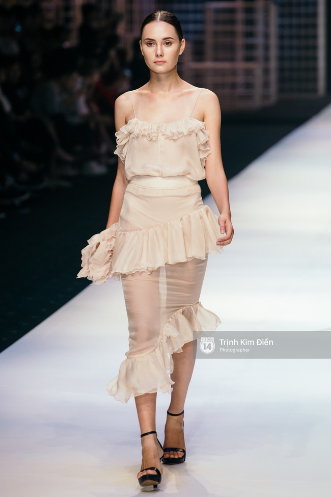 Đêm diễn thứ 3 VIFW Xuân Hè 2017: Đêm của sắc màu rực rỡ và loạt thiết kế phá cách - Ảnh 1. Đêm diễn thứ 3 VIFW Xuân Hè 2017: Đêm của sắc màu rực rỡ và loạt thiết kế phá cách - Ảnh 1.