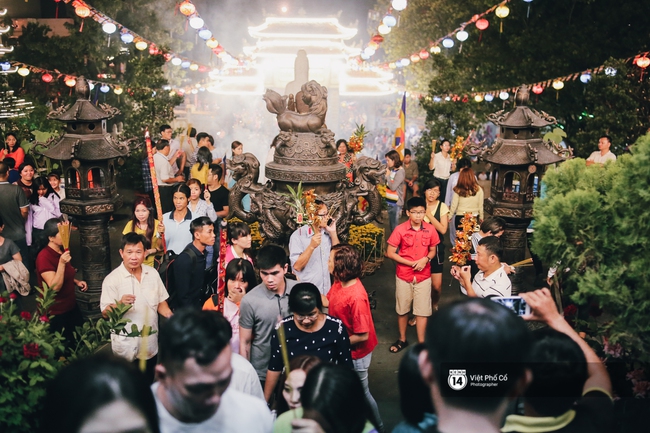 Sau thời khắc giao thừa, rất đông người dân đi chùa cầu năm mới bình an - Ảnh 3.
