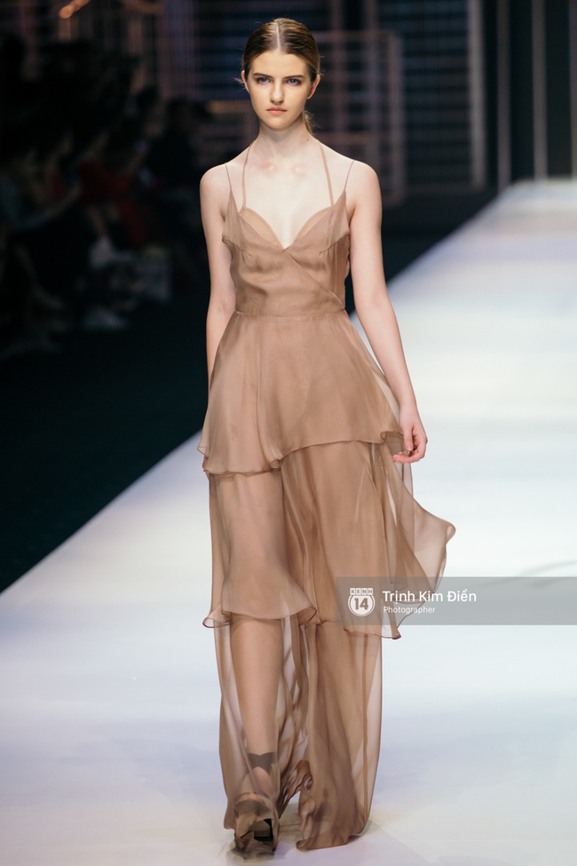 Đêm diễn thứ 3 VIFW Xuân Hè 2017: Đêm của sắc màu rực rỡ và loạt thiết kế phá cách - Ảnh 2. Đêm diễn thứ 3 VIFW Xuân Hè 2017: Đêm của sắc màu rực rỡ và loạt thiết kế phá cách - Ảnh 2.