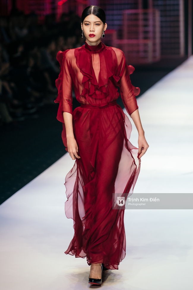 Đêm diễn thứ 3 VIFW Xuân Hè 2017: Đêm của sắc màu rực rỡ và loạt thiết kế phá cách - Ảnh 3. Đêm diễn thứ 3 VIFW Xuân Hè 2017: Đêm của sắc màu rực rỡ và loạt thiết kế phá cách - Ảnh 3.