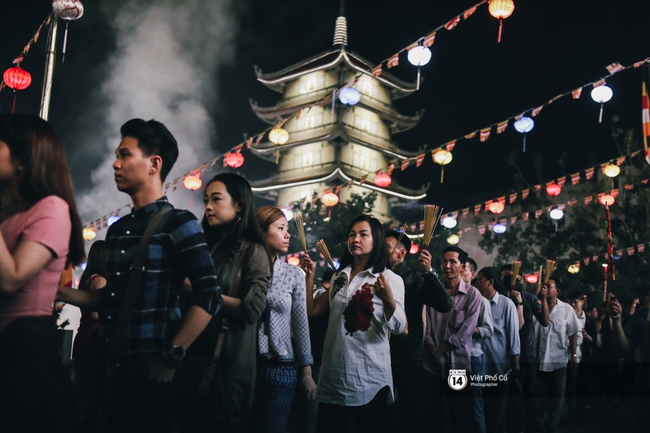 Sau thời khắc giao thừa, rất đông người dân đi chùa cầu năm mới bình an - Ảnh 24.