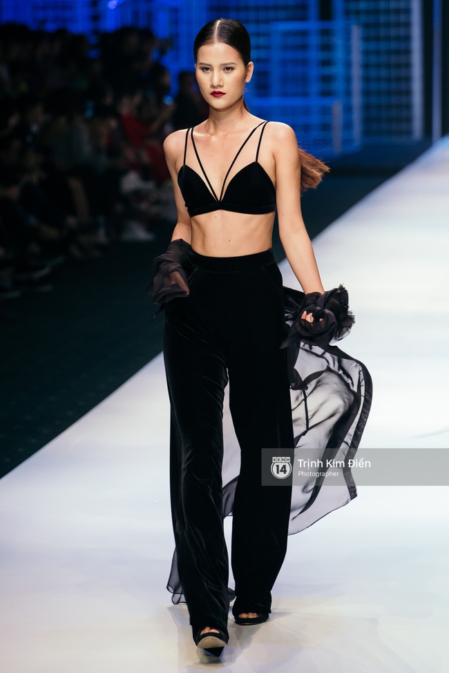 Đêm diễn thứ 3 VIFW Xuân Hè 2017: Đêm của sắc màu rực rỡ và loạt thiết kế phá cách - Ảnh 5. Đêm diễn thứ 3 VIFW Xuân Hè 2017: Đêm của sắc màu rực rỡ và loạt thiết kế phá cách - Ảnh 5.