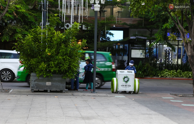 Cận cảnh th&ugrave;ng r&aacute;c th&ocirc;ng minh biết nu&ocirc;i dưỡng c&acirc;y xanh ở phố đi bộ Nguyễn Huệ - Ảnh 13.