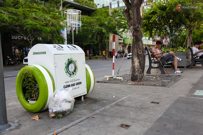 Cận cảnh th&ugrave;ng r&aacute;c th&ocirc;ng minh biết nu&ocirc;i dưỡng c&acirc;y xanh ở phố đi bộ Nguyễn Huệ - Ảnh 14.