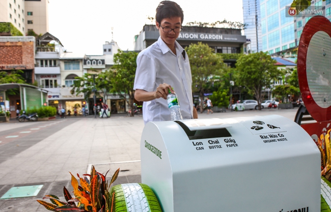 Cận cảnh th&ugrave;ng r&aacute;c th&ocirc;ng minh biết nu&ocirc;i dưỡng c&acirc;y xanh ở phố đi bộ Nguyễn Huệ - Ảnh 12.