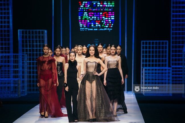 Đêm diễn thứ 3 VIFW Xuân Hè 2017: Đêm của sắc màu rực rỡ và loạt thiết kế phá cách - Ảnh 6. Đêm diễn thứ 3 VIFW Xuân Hè 2017: Đêm của sắc màu rực rỡ và loạt thiết kế phá cách - Ảnh 6.