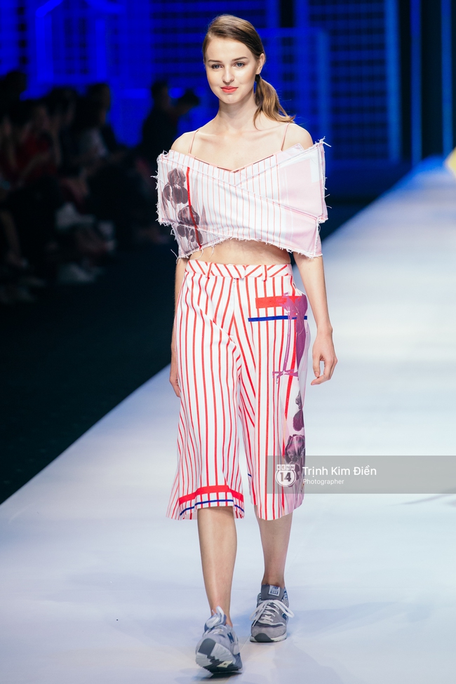 Đêm diễn thứ 3 VIFW Xuân Hè 2017: Đêm của sắc màu rực rỡ và loạt thiết kế phá cách - Ảnh 26. Đêm diễn thứ 3 VIFW Xuân Hè 2017: Đêm của sắc màu rực rỡ và loạt thiết kế phá cách - Ảnh 26.