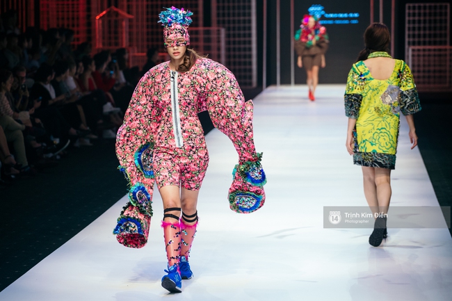 Đêm diễn thứ 3 VIFW Xuân Hè 2017: Đêm của sắc màu rực rỡ và loạt thiết kế phá cách - Ảnh 28. Đêm diễn thứ 3 VIFW Xuân Hè 2017: Đêm của sắc màu rực rỡ và loạt thiết kế phá cách - Ảnh 28.