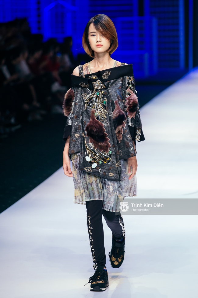 Đêm diễn thứ 3 VIFW Xuân Hè 2017: Đêm của sắc màu rực rỡ và loạt thiết kế phá cách - Ảnh 30. Đêm diễn thứ 3 VIFW Xuân Hè 2017: Đêm của sắc màu rực rỡ và loạt thiết kế phá cách - Ảnh 30.