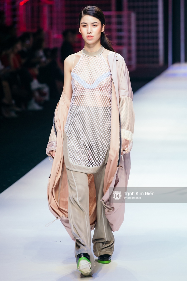 Đêm diễn thứ 3 VIFW Xuân Hè 2017: Đêm của sắc màu rực rỡ và loạt thiết kế phá cách - Ảnh 31. Đêm diễn thứ 3 VIFW Xuân Hè 2017: Đêm của sắc màu rực rỡ và loạt thiết kế phá cách - Ảnh 31.