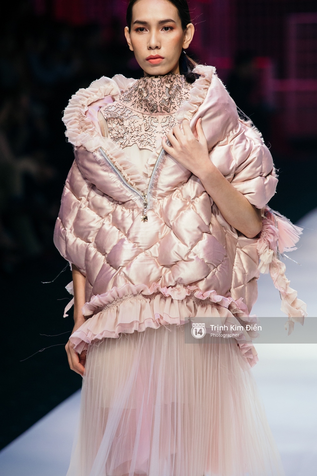 Đêm diễn thứ 3 VIFW Xuân Hè 2017: Đêm của sắc màu rực rỡ và loạt thiết kế phá cách - Ảnh 32. Đêm diễn thứ 3 VIFW Xuân Hè 2017: Đêm của sắc màu rực rỡ và loạt thiết kế phá cách - Ảnh 32.