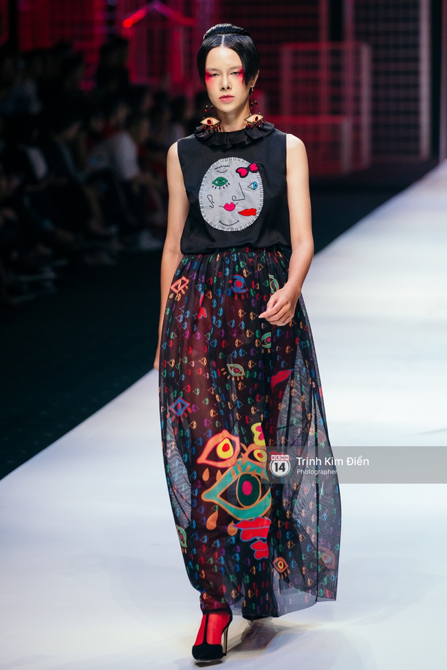 Đêm diễn thứ 3 VIFW Xuân Hè 2017: Đêm của sắc màu rực rỡ và loạt thiết kế phá cách - Ảnh 15. Đêm diễn thứ 3 VIFW Xuân Hè 2017: Đêm của sắc màu rực rỡ và loạt thiết kế phá cách - Ảnh 15.