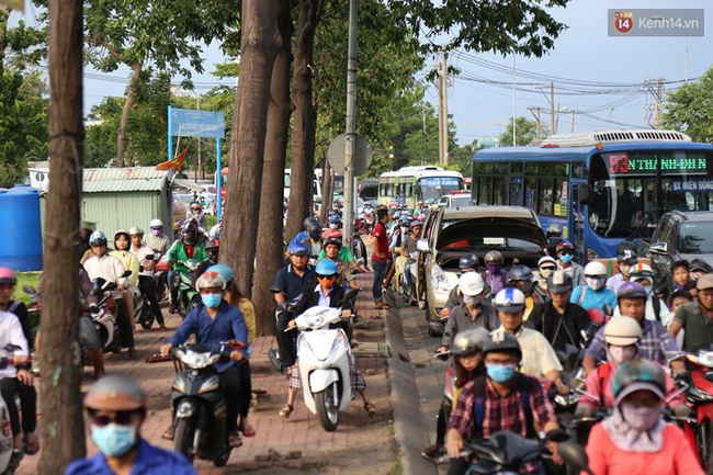 Chùm ảnh: Người dân Hà Nội - Sài Gòn lỉnh kỉnh đồ đạc về quê nghỉ lễ 30/4-1/5 - Ảnh 13.