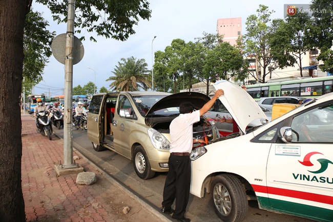 Chùm ảnh: Người dân Hà Nội - Sài Gòn lỉnh kỉnh đồ đạc về quê nghỉ lễ 30/4-1/5 - Ảnh 14.