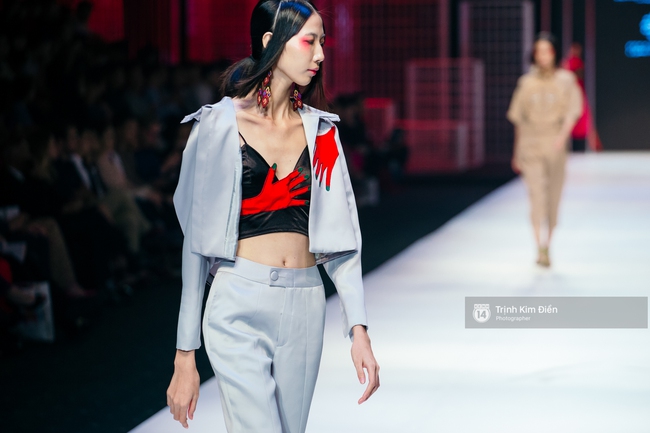 Đêm diễn thứ 3 VIFW Xuân Hè 2017: Đêm của sắc màu rực rỡ và loạt thiết kế phá cách - Ảnh 17. Đêm diễn thứ 3 VIFW Xuân Hè 2017: Đêm của sắc màu rực rỡ và loạt thiết kế phá cách - Ảnh 17.