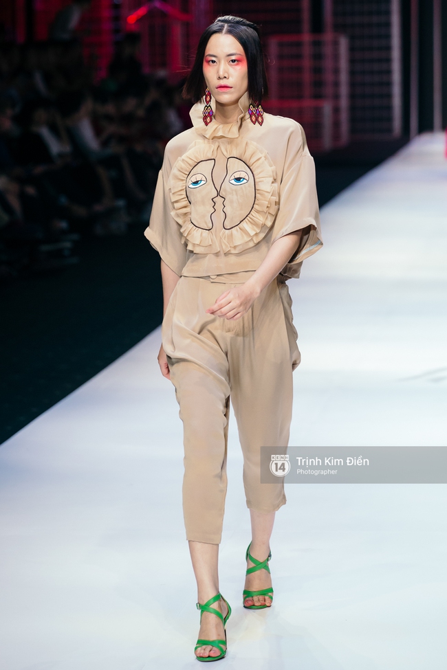 Đêm diễn thứ 3 VIFW Xuân Hè 2017: Đêm của sắc màu rực rỡ và loạt thiết kế phá cách - Ảnh 18. Đêm diễn thứ 3 VIFW Xuân Hè 2017: Đêm của sắc màu rực rỡ và loạt thiết kế phá cách - Ảnh 18.